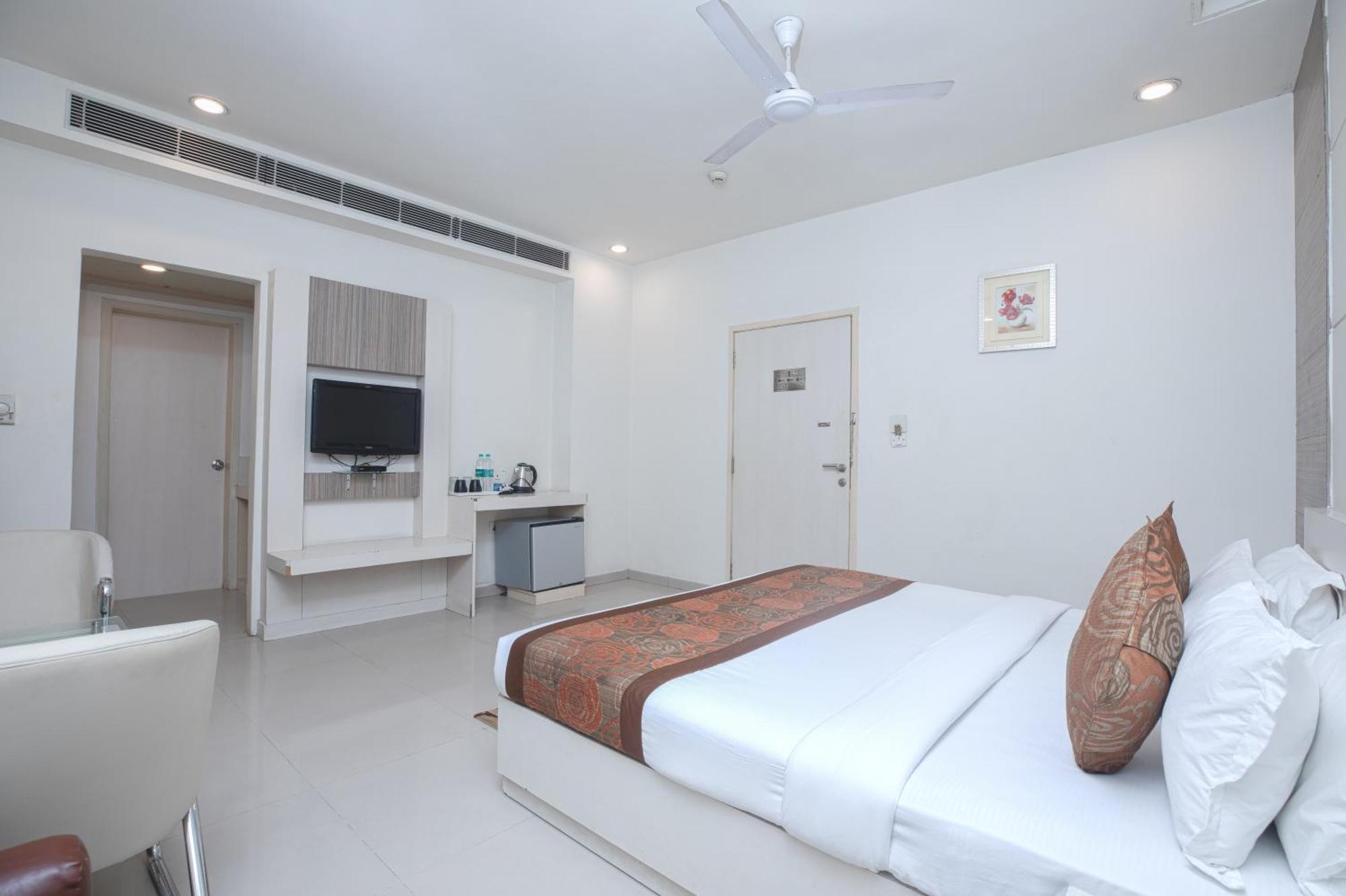 Hotel Le Castle Rudrapur Exterior photo